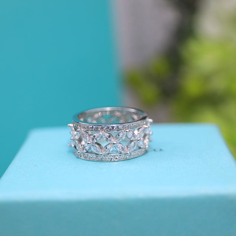 18K T Victoria  Ring