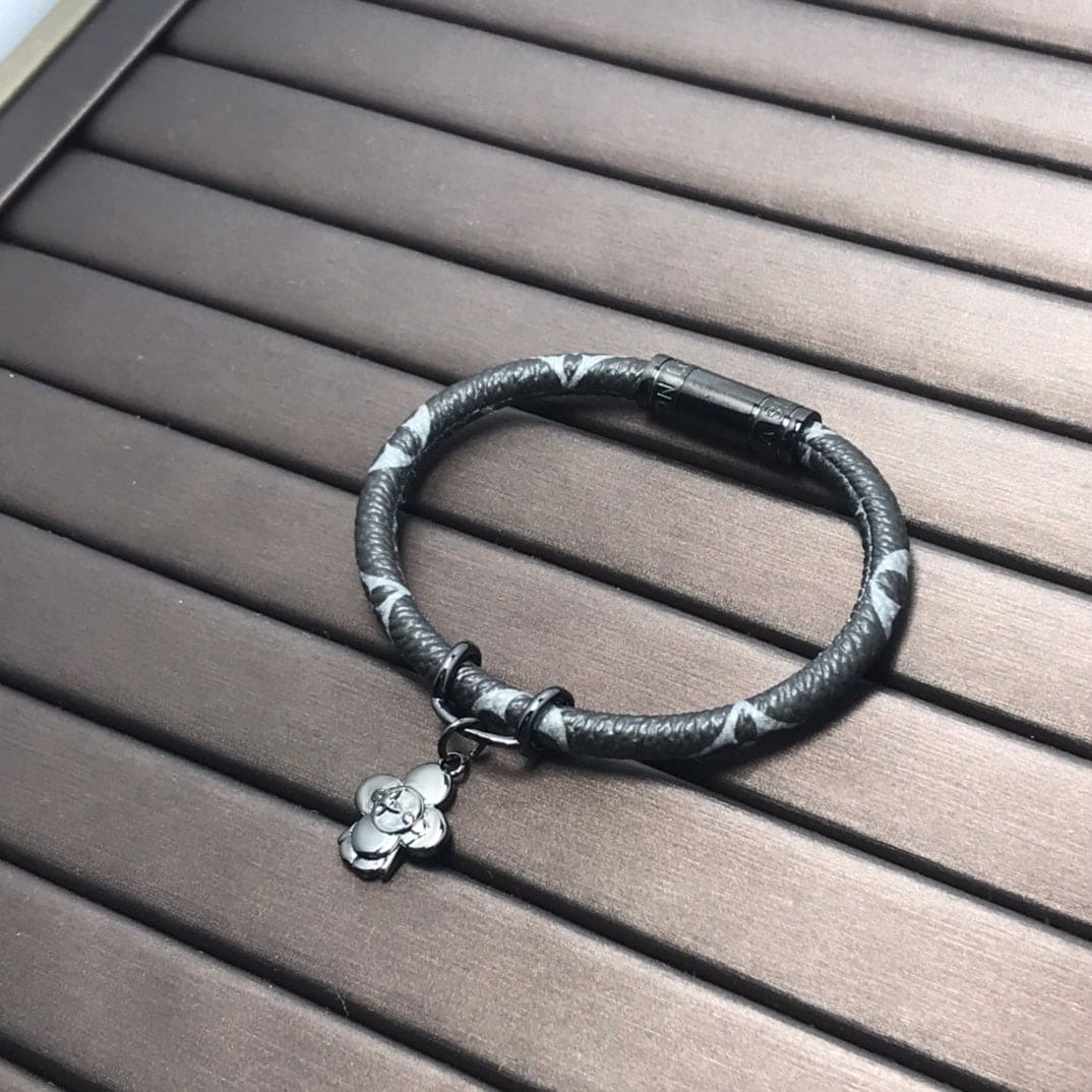 18K Louis Hang It Bracelet